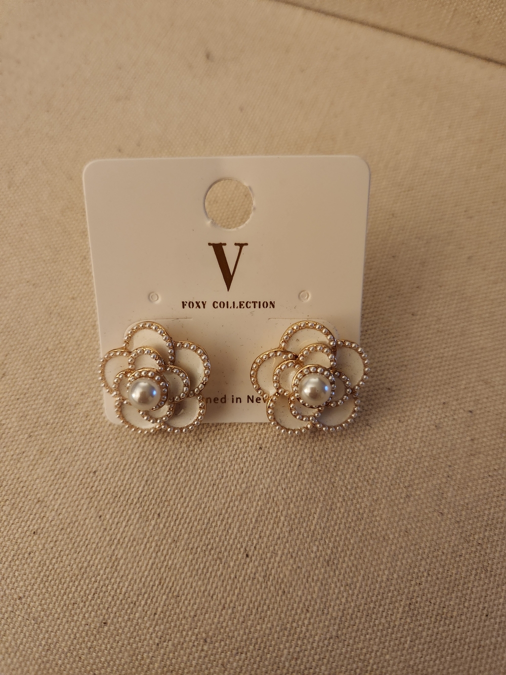 💕5/$25 Gold Pearl Flower Stud Earrings